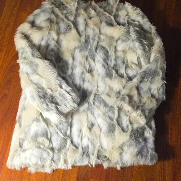 BCBGeneration Elegant Faux Fur Coat in Gray and Cream - Picture 3 of 3